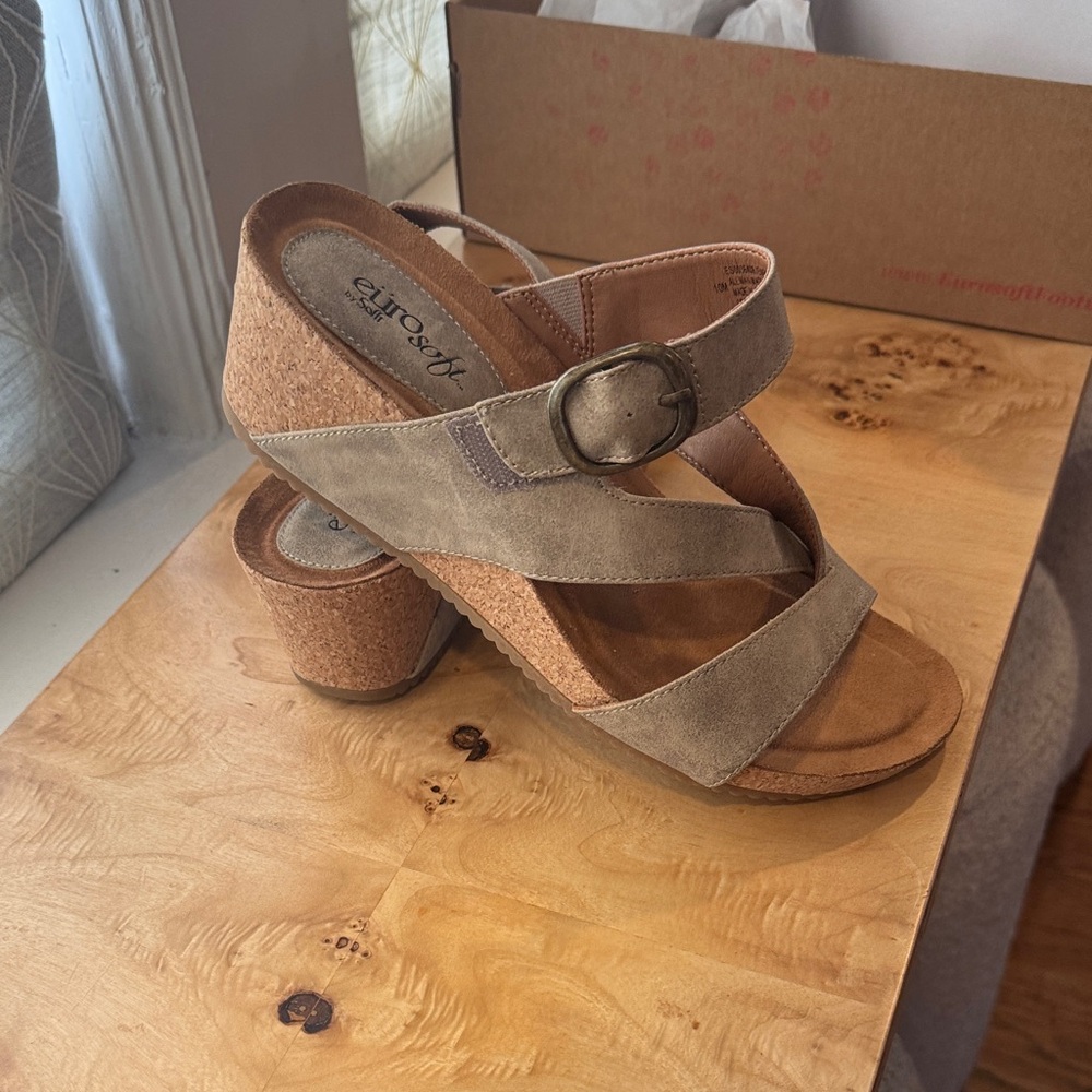 Sofft Women's Tan and Brown Wedge Sandals